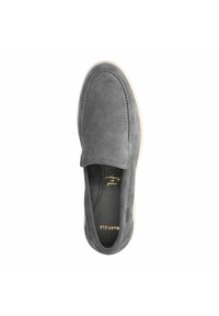 Chaussure à enfiler en suède gris avec un bout arrondi, des coutures minimales et une semelle en caoutchouc blanche. L'intérieur est doté d'un revêtement noir et de détails en logo doré.