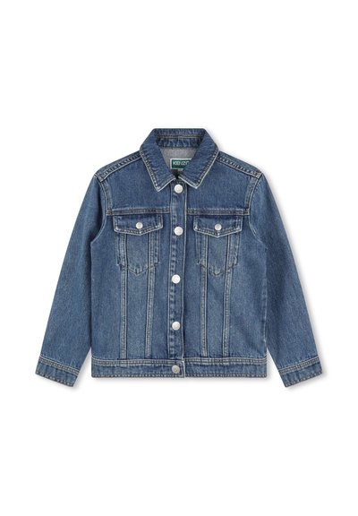 Veste en denim avec un délavage bleu classique, deux poches poitrine et des boutons argentés. Elle possède un col structuré et des détails de couture visibles.