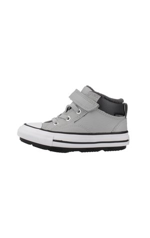 Zapatilla alta de cuero gris con acentos negros, puntera y suela de goma blanca, que cuenta con una correa de Velcro y cordones para un ajuste seguro.