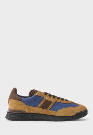 Sneakers con una toma in suede beige, pannelli in rete blu, dettagli in pelle marrone, lacci neri e suola in gomma con dettagli di branding.
