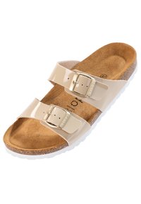 Sandal in vernice beige con due fibbie regolabili, plantare in sughero e soletta in tessuto marrone chiaro. Suola in gomma con bordo bianco.