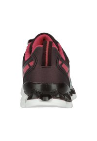 Schwarz-rosa Sport sneakers mit einem Mesh-Obermaterial, Gummiferse und weißer Sohle. Verfügt über strukturierte Muster und einen Zugriemen an der Rückseite.