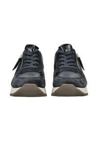 Sneakers in suede nero e pelle liscia con un design lacci sul davanti, zip laterale e suola in gomma bianca. Parte superiore testurizzata e accenti a contrasto.