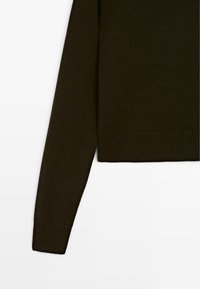 Dunkelbrauner Pullover mit langen Ärmeln und gerippten Bündchen sowie Saum auf weißem Hintergrund.