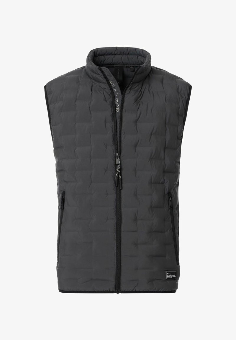 Izolowana czarna kamizelka z pikowanym wzorem, wysokim kołnierzem, zapięciem na zamek z przodu i dwoma bocznymi kieszeniami. Posiada subtelną markę na dolnym brzegu.