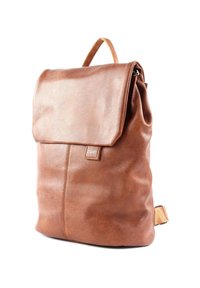 Sac à dos en cuir marron avec un dessus repliable et une finition texturée. Il dispose d'une petite étiquette de marque et d'une poignée supérieure pour le porter.
