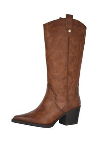 Bota vaquera de cuero sintético marrón con punta afilada, tacón bajo y grueso, y costuras decorativas grabadas a lo largo del caña.