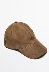 Cappellino da baseball in suede marrone con visiera curva, dettagli cuciti e un bottone sulla parte superiore. Texture morbida, design strutturato.