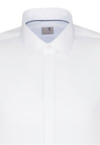 Chemise blanche avec un col classique, fermeture à boutons sur le devant, et un accent bleu marine à l'intérieur du col. Texture lisse, design minimal.