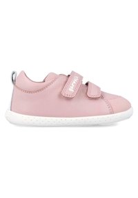 Zapatos de cuero de color rosa claro con suela de goma blanca, que cuentan con dos correas de velcro. Forma redondeada, textura suave y un pequeño detalle en el talón.