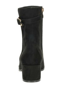 Zwarte suède enkelboot met een chunky hak, een slanke band met een goudkleurig hardware accent en een gladde textuur.