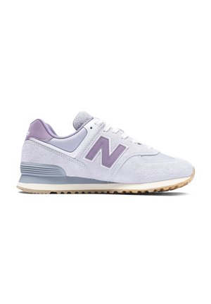 Biały i lawendowy sneaker New Balance z zamszową i siateczkową cholewką, gumową podeszwą oraz logo „N” po boku, widziany od zewnętrznej strony.