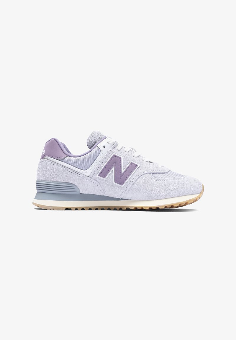 Baskets New Balance blanches et lavande avec tige en daim et mesh, semelle en caoutchouc, et logo « N » sur le côté, vues de l'extérieur.