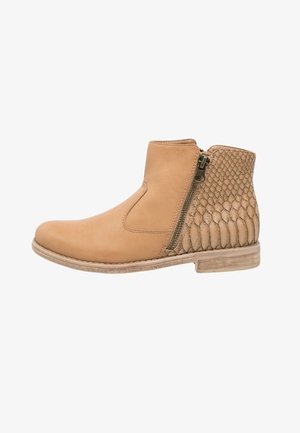 Bottine en cuir tan avec un motif serpent texturé sur un côté, bout rond, fermeture éclair sur le côté et un petit talon bloc.