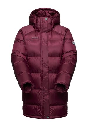 Giacca a vento maroon con cappuccio, caratterizzata da un design trapuntato, polsini elastici e chiusura anteriore a bottoni. Logo visibile sulla parte superiore sinistra.
