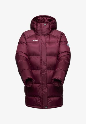 Bordeauxfarbene Pufferjacke mit Kapuze, ausgestattet mit einem gesteppten Design, elastischen Bündchen und einem vorderen Druckknopfverschluss. Logo an der oberen linken Seite angebracht.