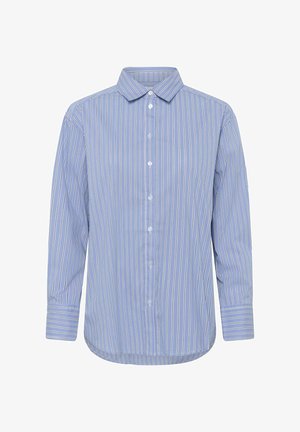 Jasnoniebieska koszula z długim rękawem, zapinana na guziki, w pionowe białe paski, z wyraźnym kołnierzykiem i zaokrąglonym dołem. Materiał wygląda na gładki i lekki.
