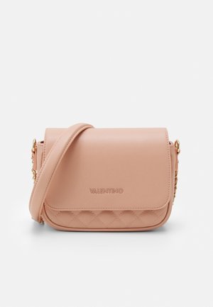Sac en cuir de couleur pêche, à porter en bandoulière, avec un fond matelassé, des accessoires dorés et un rabat plat avec le nom de la marque embossé.