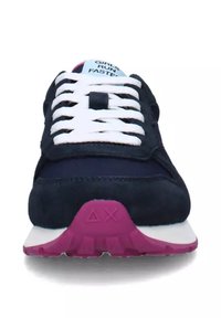 Scarpe da ginnastica blu navy con lacci bianchi, dotate di una suola viola e un'accentuazione sul tallone, realizzate in un mix di materiali scamosciati e rete.