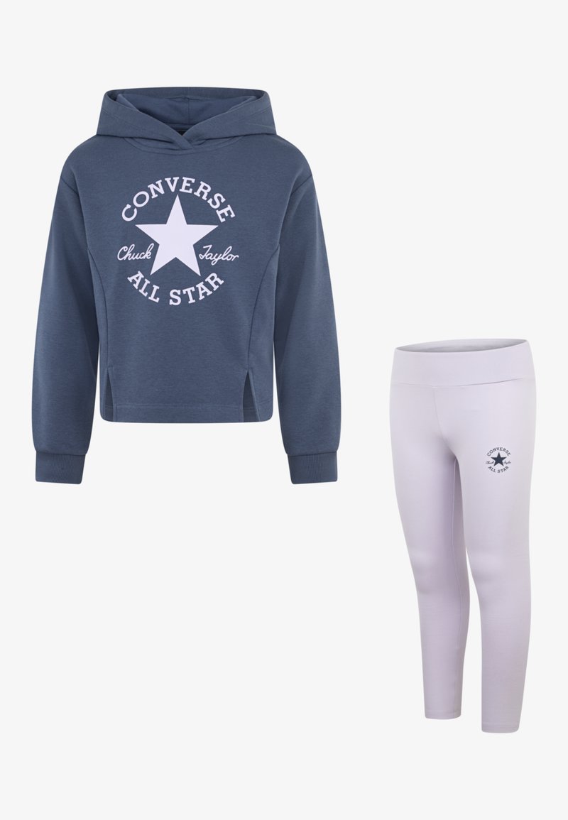 Blå hettegenser med hvit Converse-logo, paret med lyse rosa leggings med en liten logo. Begge laget av mykt stoff.