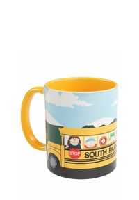Tazza in ceramica gialla con motivo di cielo blu e montagne; presenta personaggi dei cartoni animati in un autobus giallo con l'etichetta "SOUTH PARK."