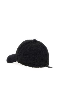 Cappello nero in pile testurizzato con corona arrotondata e visiera curvata. Cinghia regolabile sul retro per adattarlo alla misura.
