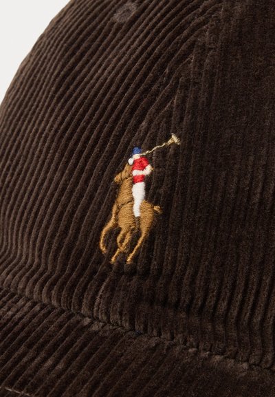 Καφέ καπέλο από κορντούρα με κεντημένο λογότυπο παίκτη πόλο. Το καπέλο διαθέτει κάθετες ραβδώσεις και δομημένο γείσο.
