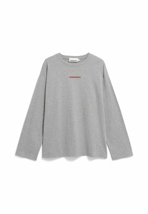 Grijs langärmelig T-shirt van katoen met een ronde halslijn. Heeft een klein rood "ARMEDANGELS" logo op de borst. Eenvoudig ontwerp.