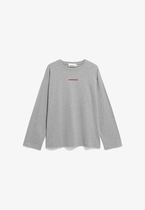 Graues langärmliges T-Shirt aus Baumwolle mit rundem Halsausschnitt. Auf der Brust befindet sich ein kleines rotes "ARMEDANGELS"-Logo. Schlichtes Design.