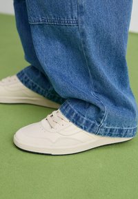 CRUZE TOO CC UNISEX - Treniņu apavi - mono turtledove
