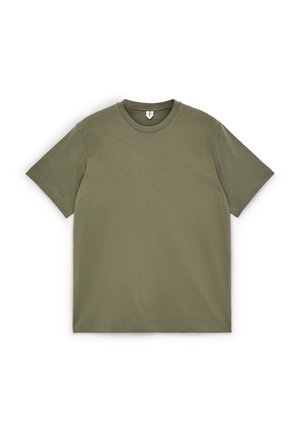 Enkelt olivengrøn T-shirt med korte ærmer og rund hals, lagt fladt på hvid baggrund, med forsiden synlig.