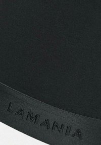 Tume kangas õmmeldud äärega, millel on serva lähedal tumesinise lõngaga tikitud sõna "LAMANIA".