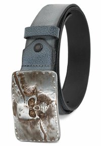 Ceinture en cuir grise avec une surface texturée, dotée d'une boucle métallique rectangulaire ornée d'un design de skull et d'accents décoratifs.