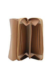 Monedero de cuero marrón claro con un exterior texturizado, cremallera dorada y múltiples ranuras para tarjetas en su interior. La apertura con cremallera revela dos compartimentos.