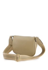 Beige læder crossbody taske med en buet silhuet, tekstureret overflade og en tykk, justerbar tan canvasrem med guldfarvede hardwaredetaljer.