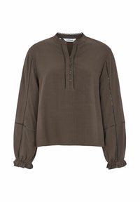 Brun långärmad blus i lätt tyg, med knäppning fram, rund halsringning och rynkade ärmslut med dekorativ sömnad.