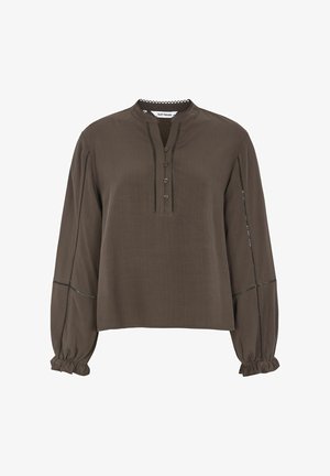Brun långärmad blus i lätt tyg, med knäppning fram, rund halsringning och rynkade ärmslut med dekorativ sömnad.