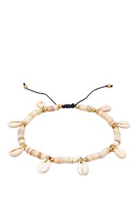 Bracciale di perline composto da sfere multicolori, con conchiglie di cowrie color crema e dettagli dorati, realizzato con un cordino nero regolabile.