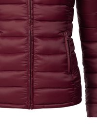 Bordeaux pufferjakke med vandret quiltet design, lynlås-lommer og en glat, skinnende finish. Mellemlang og letvægtsmateriale.