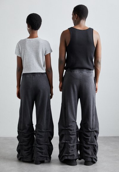 AVAVAV SMOCKED TRACK PANT UNISEX - Pantalon de survêtement - black