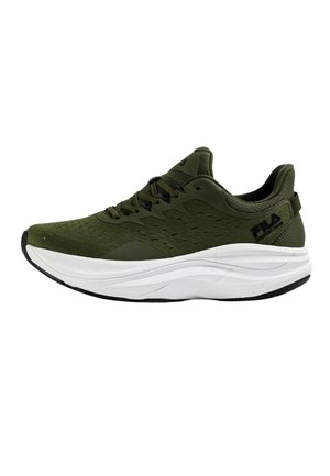 Zapatilla deportiva de color verde oliva con cordones negros, suela acolchada blanca y logo negro de FILA en el lateral.