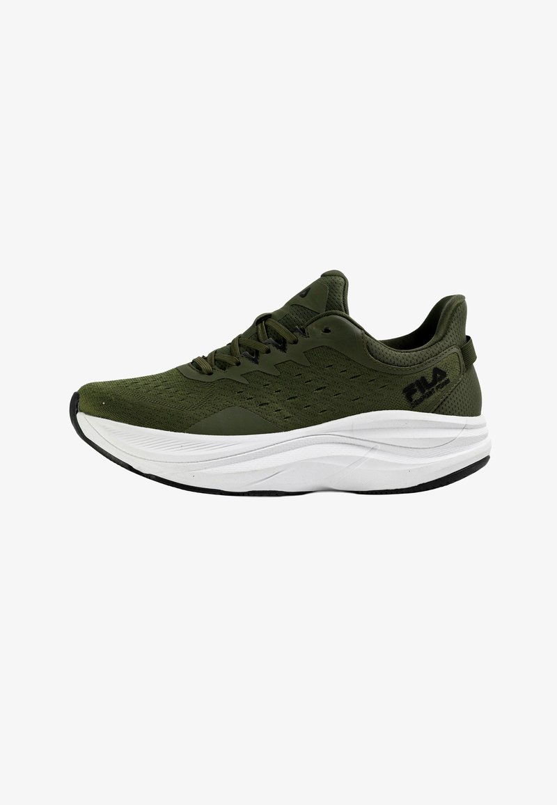 Baskets de sport vert olive avec lacets noirs, semelle blanche coussinée et logo FILA noir sur le côté.