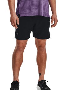 Schwarze Sportshorts für Herren mit elastischem Bund, leichtem Stoff und einem Under Armour-Logo auf der linken Seite.