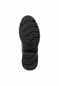 Semelle de botte en caoutchouc noire avec des crampons profonds, présentant un motif en zigzag et une surface texturée pour l'adhérence et la traction. Design à bout arrondi.