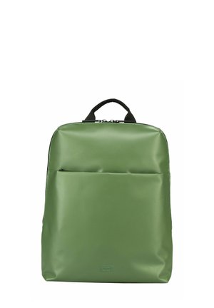 Sac à dos vert, avec une texture lisse, doté d'une poche zippée à l'avant, d'une poignée en haut et d'un logo sur le devant inférieur. Fermeture éclair en haut.