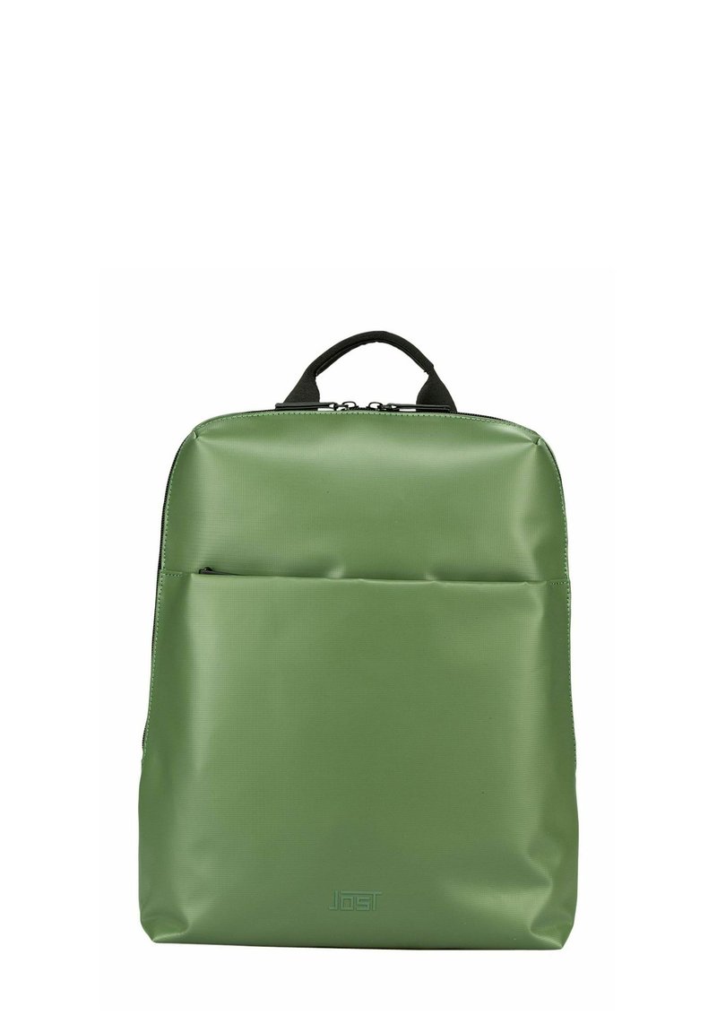 Sac à dos vert, avec une texture lisse, doté d'une poche zippée à l'avant, d'une poignée en haut et d'un logo sur le devant inférieur. Fermeture éclair en haut.