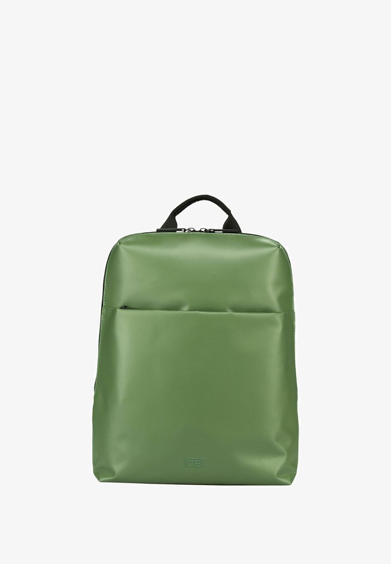 Sac à dos vert, avec une texture lisse, doté d'une poche zippée à l'avant, d'une poignée en haut et d'un logo sur le devant inférieur. Fermeture éclair en haut.