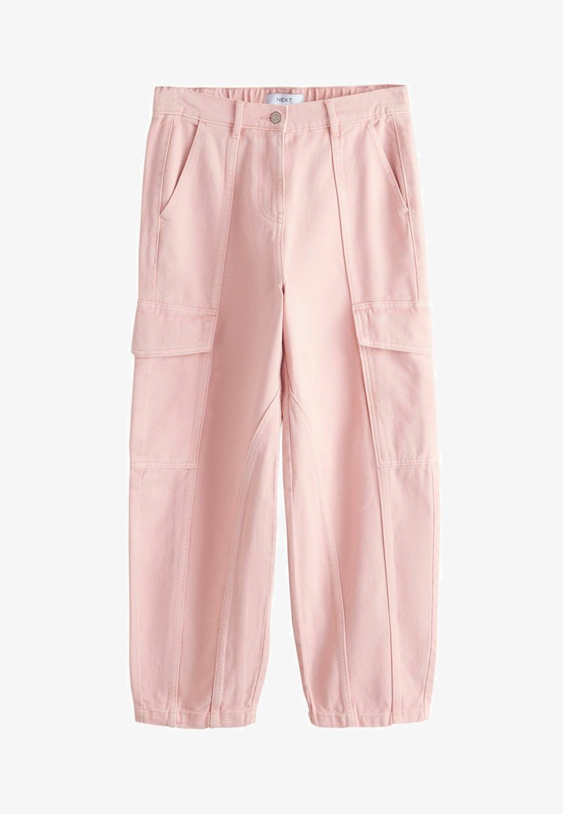 Pantalon cargo rose clair avec poches à rabat latérales, poches avant inclinées, taille boutonnée et ourlets élastiqués.