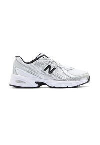 Chaussure de course blanche et grise avec doublure intérieure noire, dessus en mesh et logo New Balance "N" sur le côté, vue depuis l'extérieur.