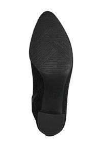 Botine negre din suede, cu vârful ascuțit, talpă de cauciuc texturată care prezintă un model în zig-zag și toc jos tip block. Mărimea indicată este 37.